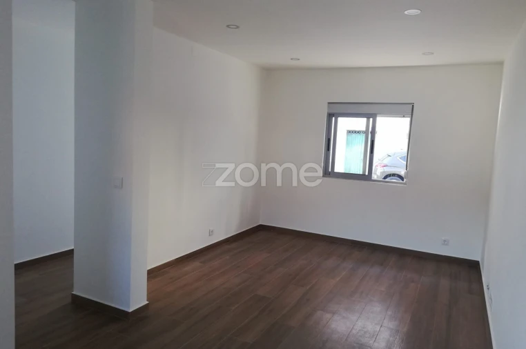 Moradia T2 para Arrendamento em Santo Antonio dos Olivais Foto 6