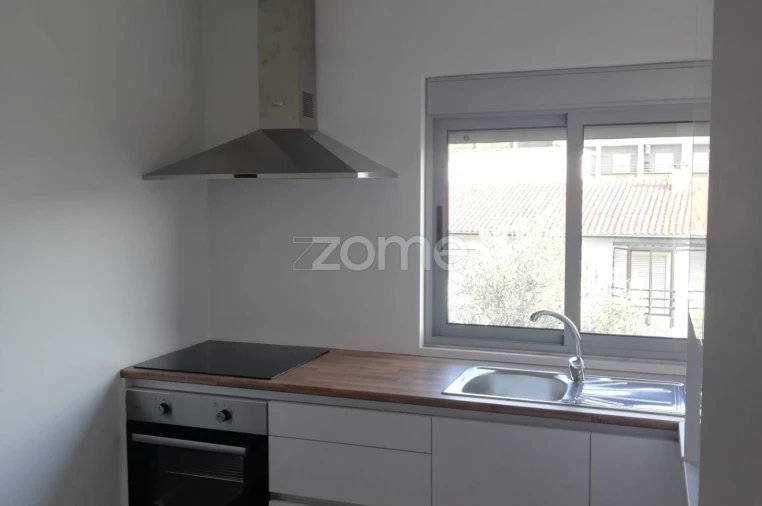 Moradia T2 para Arrendamento em Santo Antonio dos Olivais Foto 3