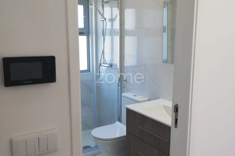 Moradia T2 para Arrendamento em Santo Antonio dos Olivais Foto 8