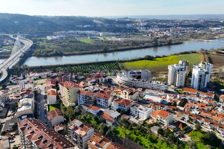 Moradia T2 para Arrendamento em Santo Antonio dos Olivais Foto 14