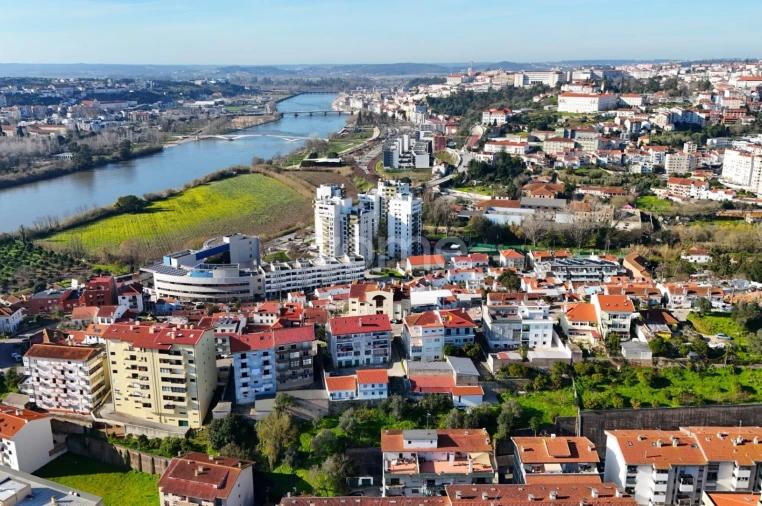 Moradia T2 para Arrendamento em Santo Antonio dos Olivais Foto 12