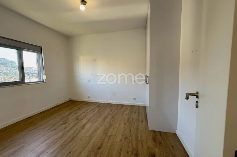 Moradia T2 para Arrendamento em Santo Antonio dos Olivais Foto 1