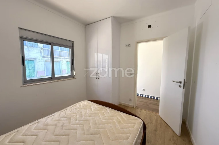 Moradia T2 para Arrendamento em Santo Antonio dos Olivais Foto 4