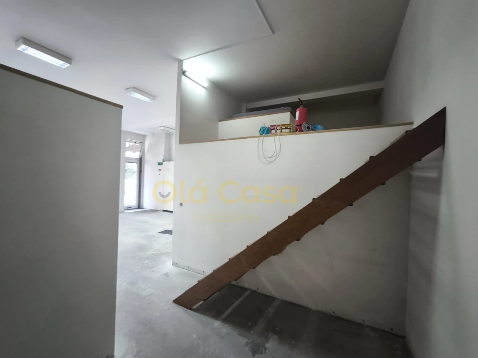 Loja para Arrendamento em Santa Marinha e São Pedro da Afurada Foto 5