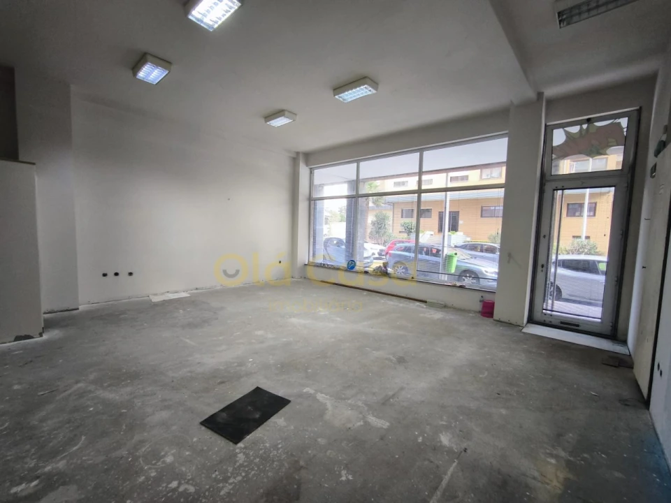 Loja para Arrendamento em Santa Marinha e São Pedro da Afurada Foto 9