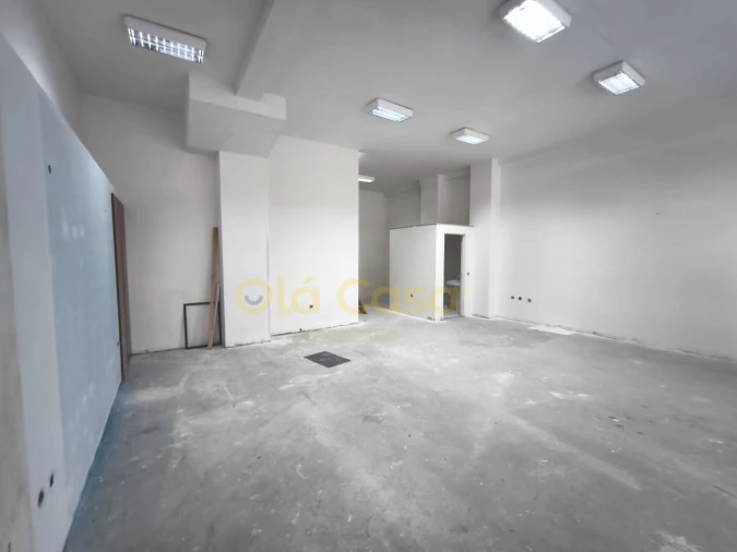 Loja para Arrendamento em Santa Marinha e São Pedro da Afurada Foto 2