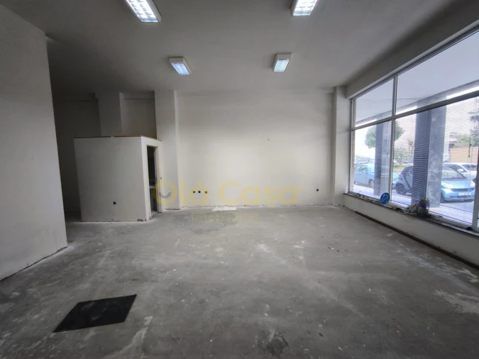 Loja para Arrendamento em Santa Marinha e São Pedro da Afurada Foto 1