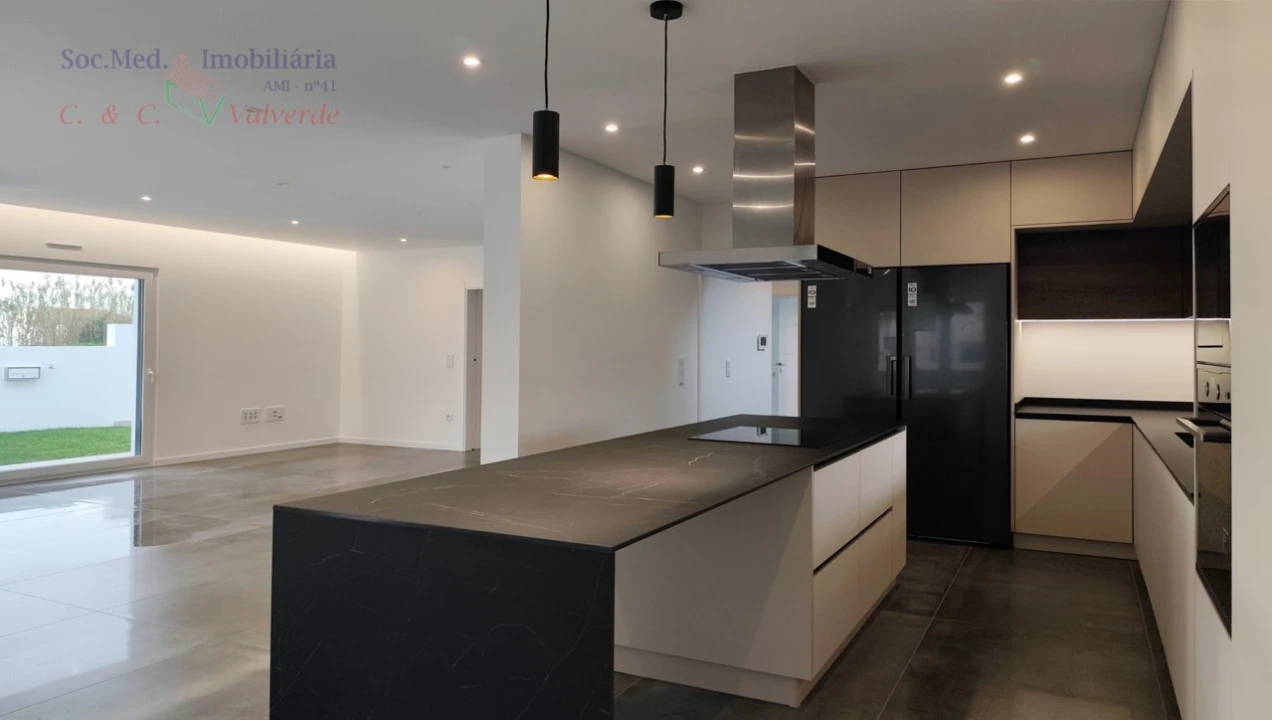 Moradia T4 para Venda em Silveira Foto 11