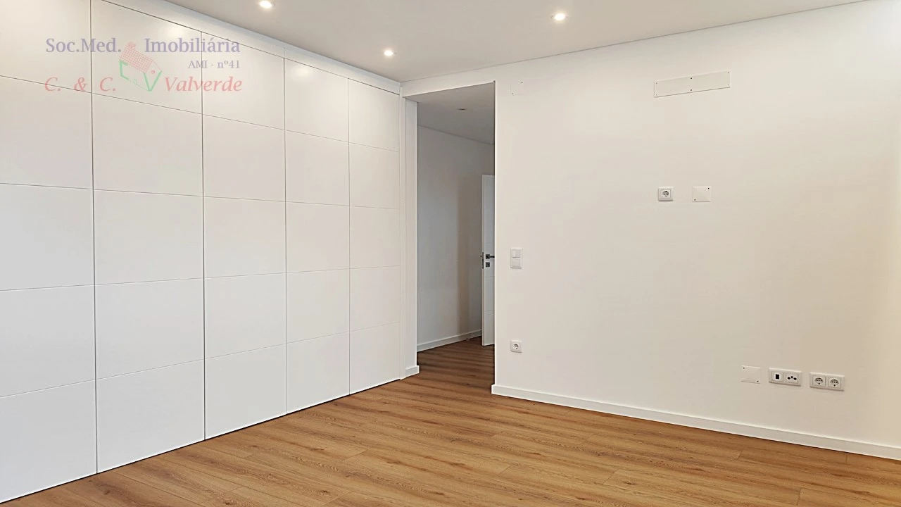 Moradia T4 para Venda em Silveira Foto 25