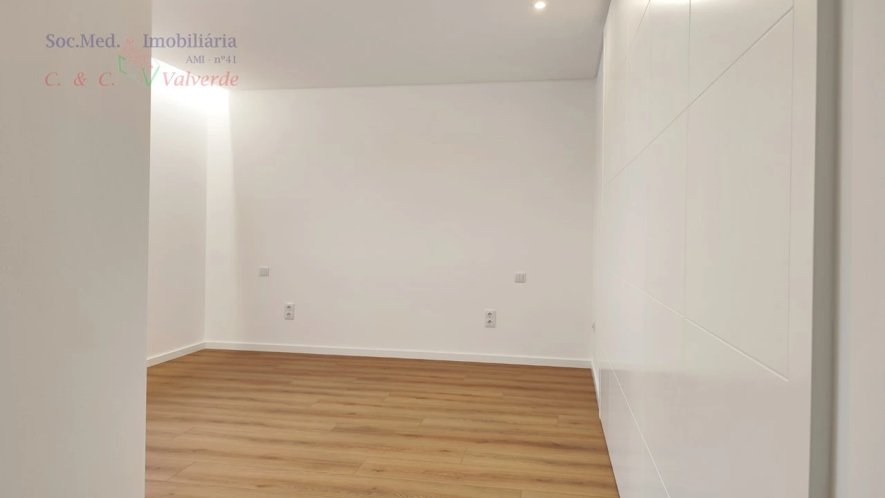 Moradia T4 para Venda em Silveira Foto 28