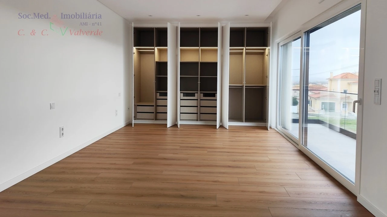 Moradia T4 para Venda em Silveira Foto 30