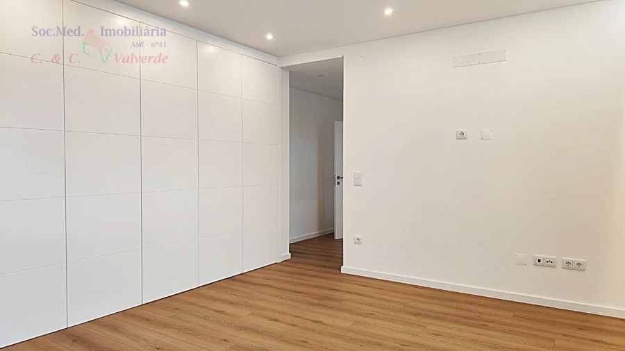 Moradia T4 para Venda em Silveira Foto 25