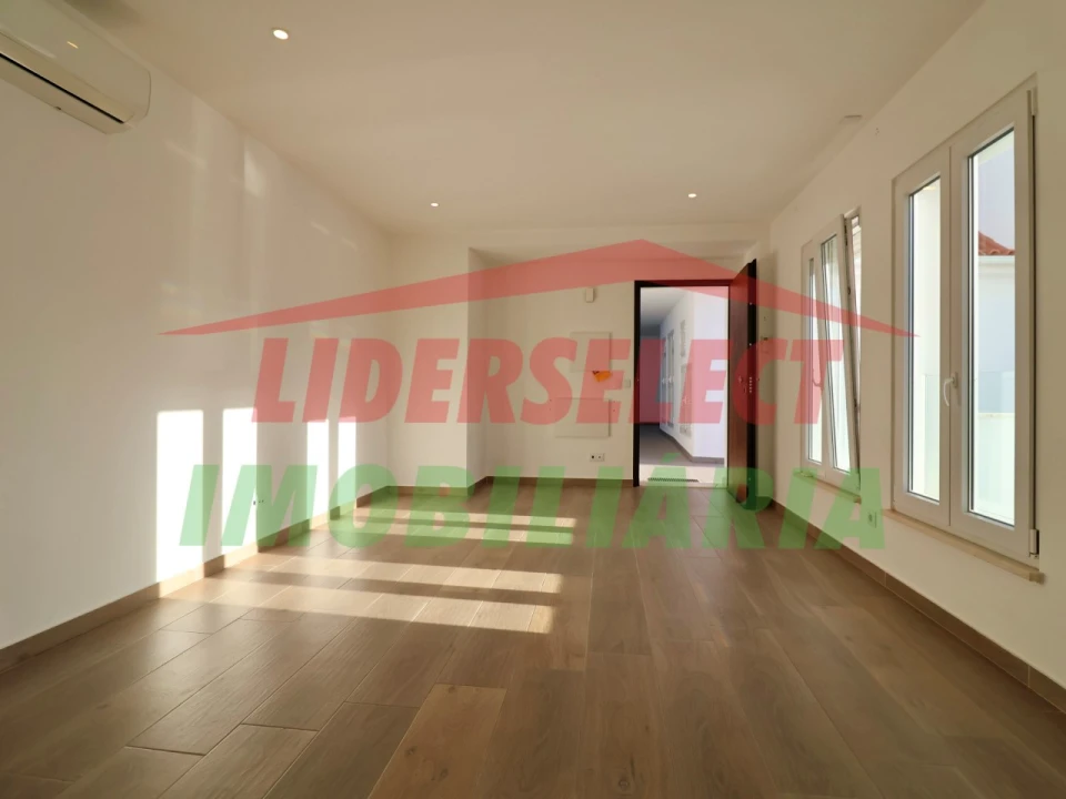 Apartamento T1 para Venda em Santa Maria, São Pedro e Matacães Foto 2