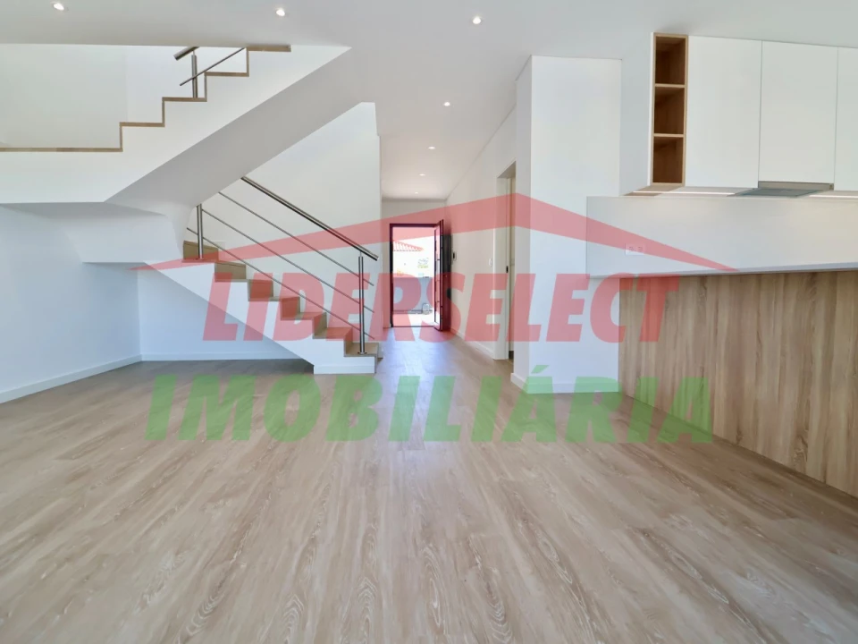 Moradia T3 para Venda em Silveira Foto 2