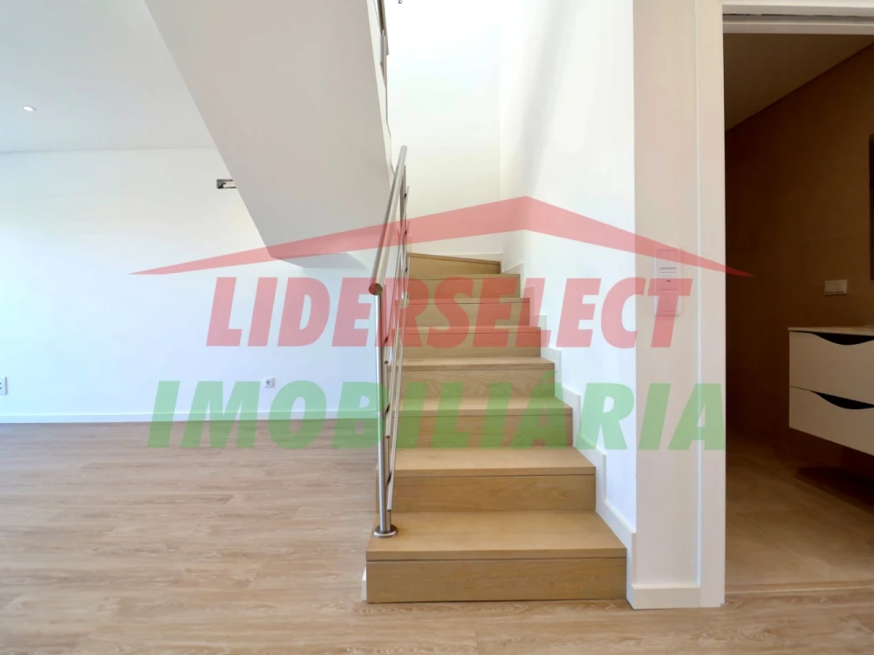 Moradia T3 para Venda em Silveira Foto 9