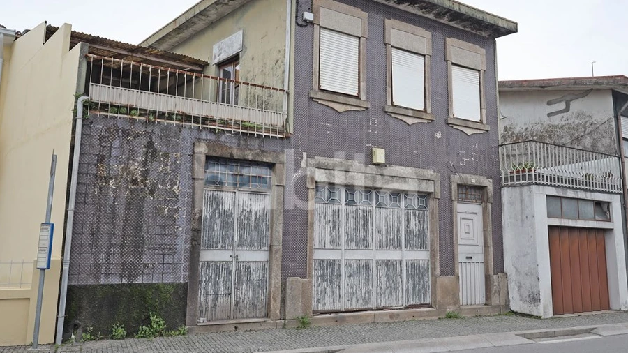 Armazém para Venda em Castêlo da Maia