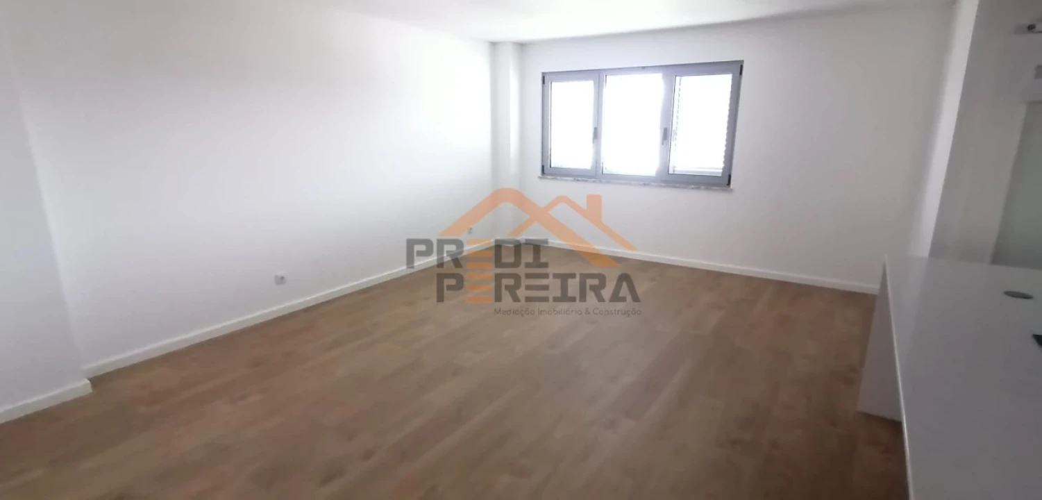 Apartamento T2 para Venda em Camarate, Unhos e Apelação Foto 7
