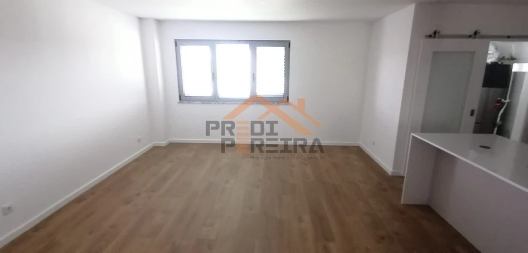 Apartamento T2 para Venda em Camarate, Unhos e Apelação Foto 4