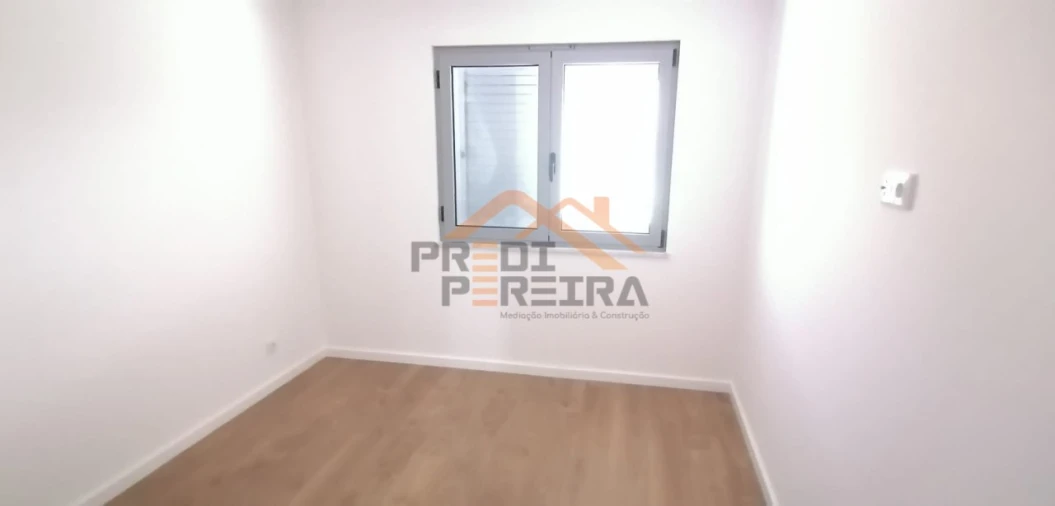 Apartamento T2 para Venda em Camarate, Unhos e Apelação Foto 11