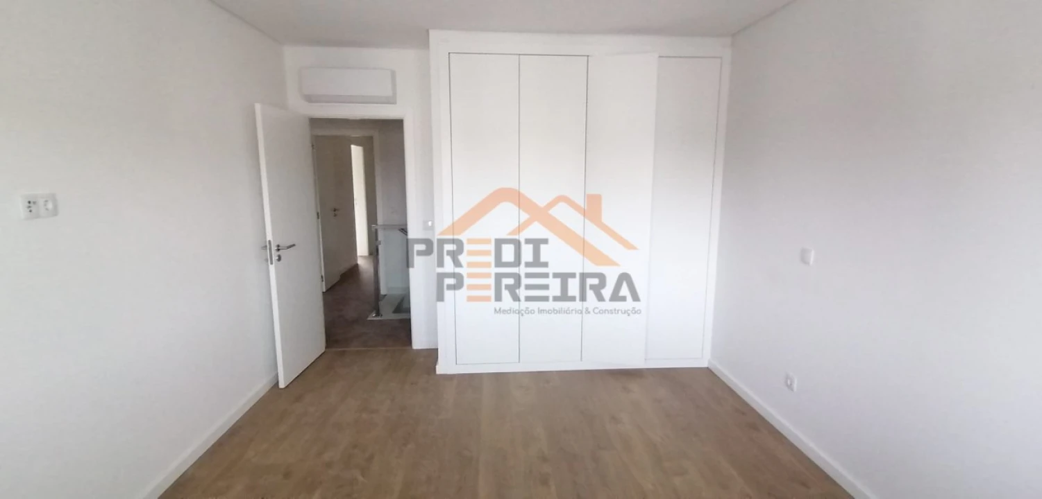 Apartamento T3 para Venda em Camarate, Unhos e Apelação Foto 23