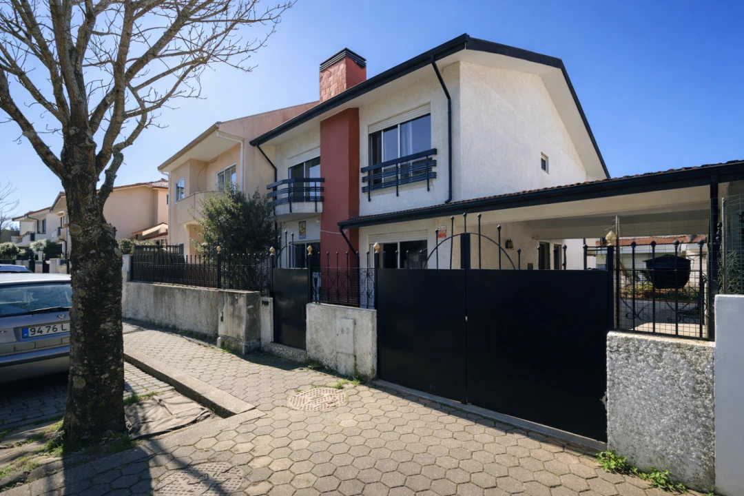 Moradia T4 para Venda em Santa Marinha e São Pedro da Afurada Foto 1