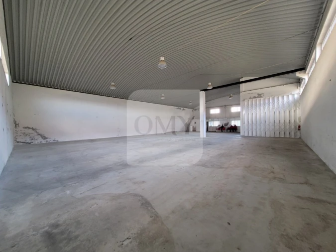 Armazém para Arrendamento em Constantim e Vale de Nogueiras Foto 2