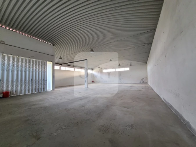 Armazém para Arrendamento em Constantim e Vale de Nogueiras Foto 3