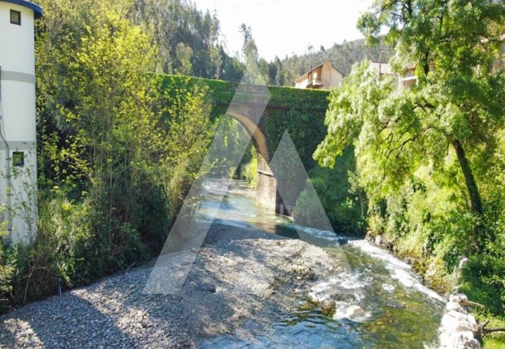 Moradia T4 para Venda em Aguda Foto 5