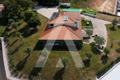 Moradia T5 para Venda em Parceiros e Azoia