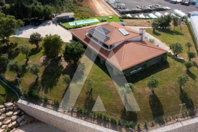 Moradia T5 para Venda em Parceiros e Azoia