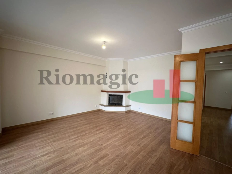 Apartamento T3 para Venda em Rio de Mouro Foto 1