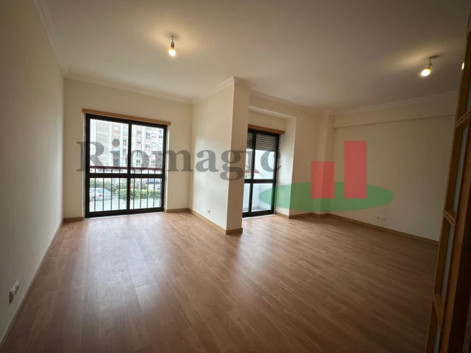 Apartamento T3 para Venda em Rio de Mouro Foto 2