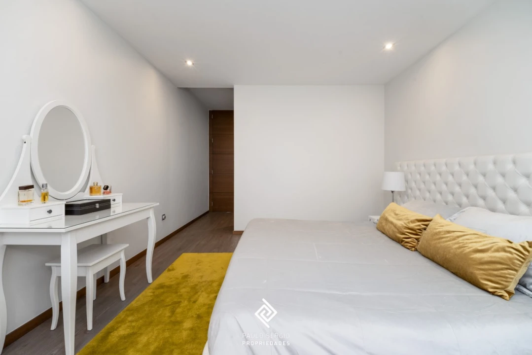 Apartamento T4 para Venda em Vilar de Andorinho Foto 14