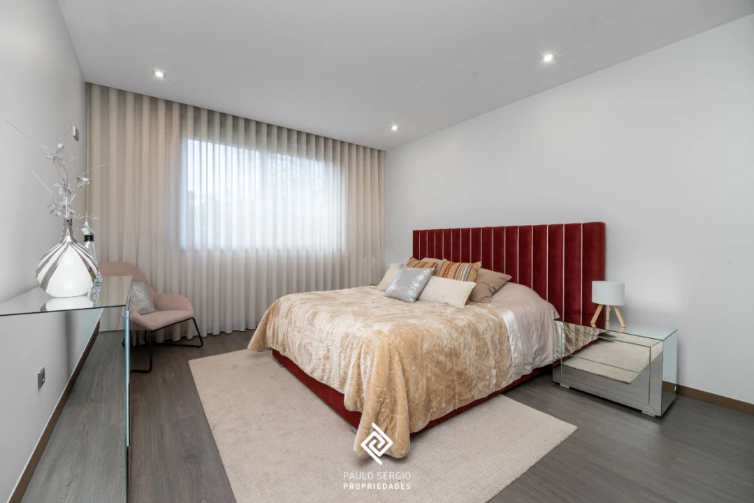 Apartamento T4 para Venda em Vilar de Andorinho Foto 18