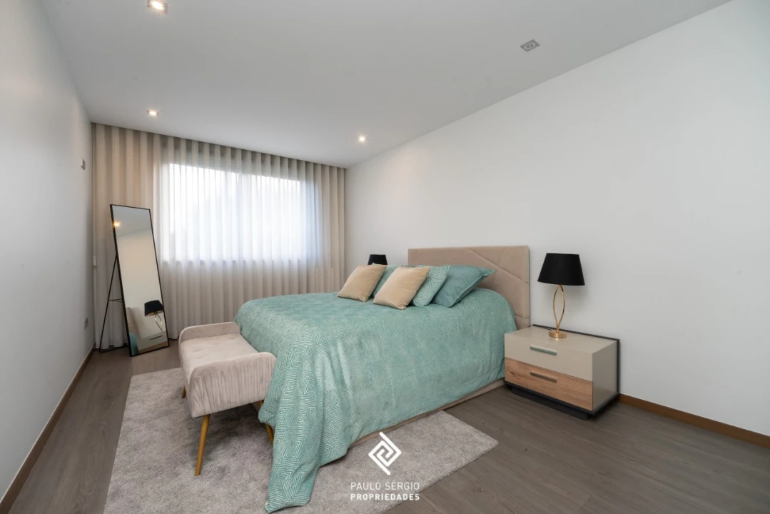 Apartamento T4 para Venda em Vilar de Andorinho Foto 23