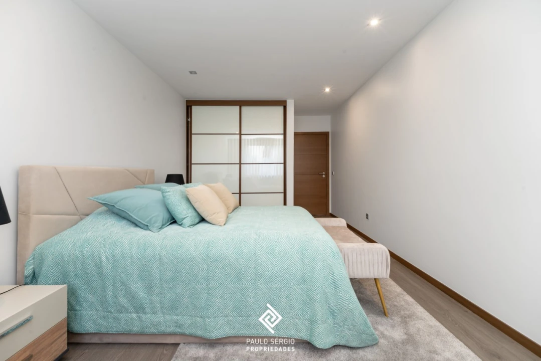 Apartamento T4 para Venda em Vilar de Andorinho Foto 24