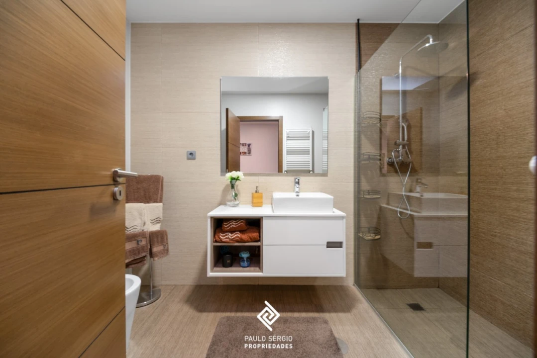 Apartamento T4 para Venda em Vilar de Andorinho Foto 25