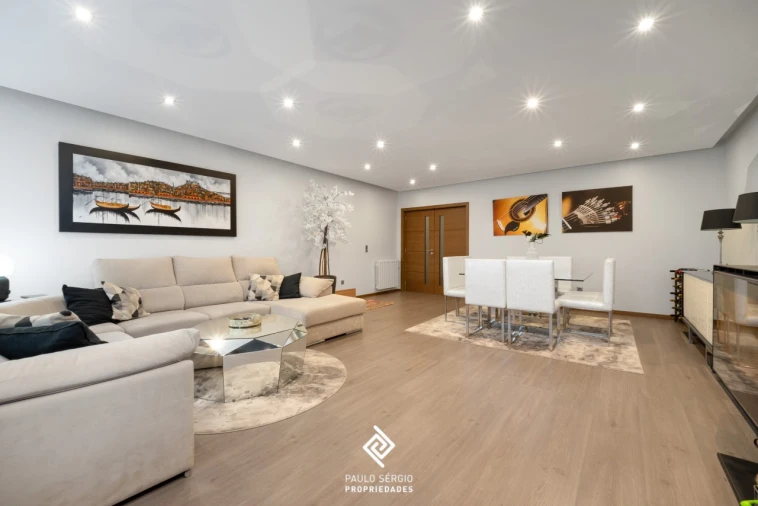 Apartamento T4 para Venda em Vilar de Andorinho Foto 1