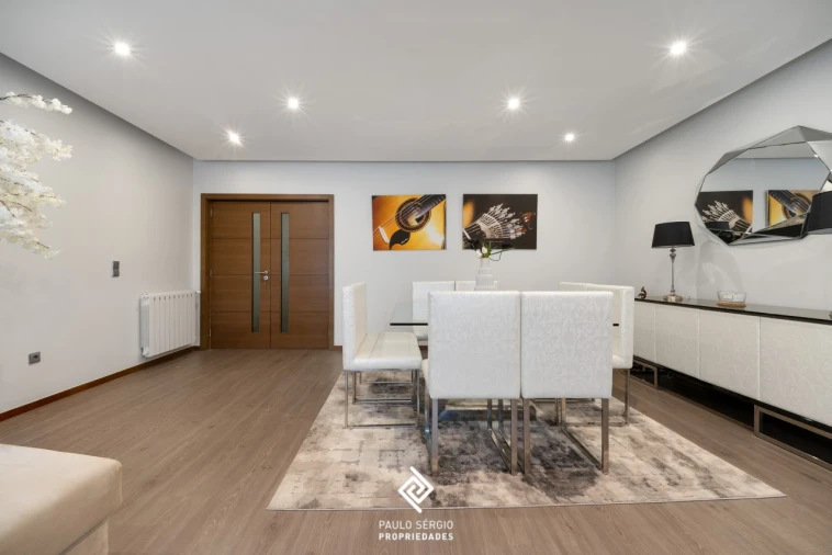 Apartamento T4 para Venda em Vilar de Andorinho Foto 9