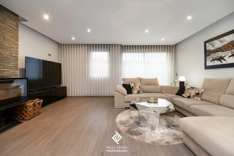 Apartamento T4 para Venda em Vilar de Andorinho Foto 11