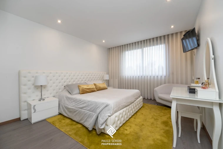 Apartamento T4 para Venda em Vilar de Andorinho Foto 15