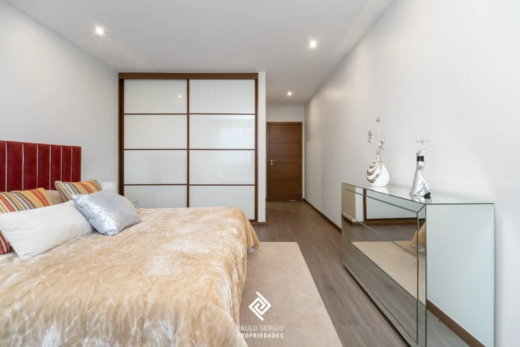 Apartamento T4 para Venda em Vilar de Andorinho Foto 17