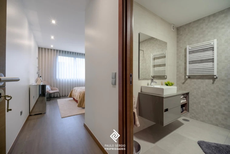 Apartamento T4 para Venda em Vilar de Andorinho Foto 19