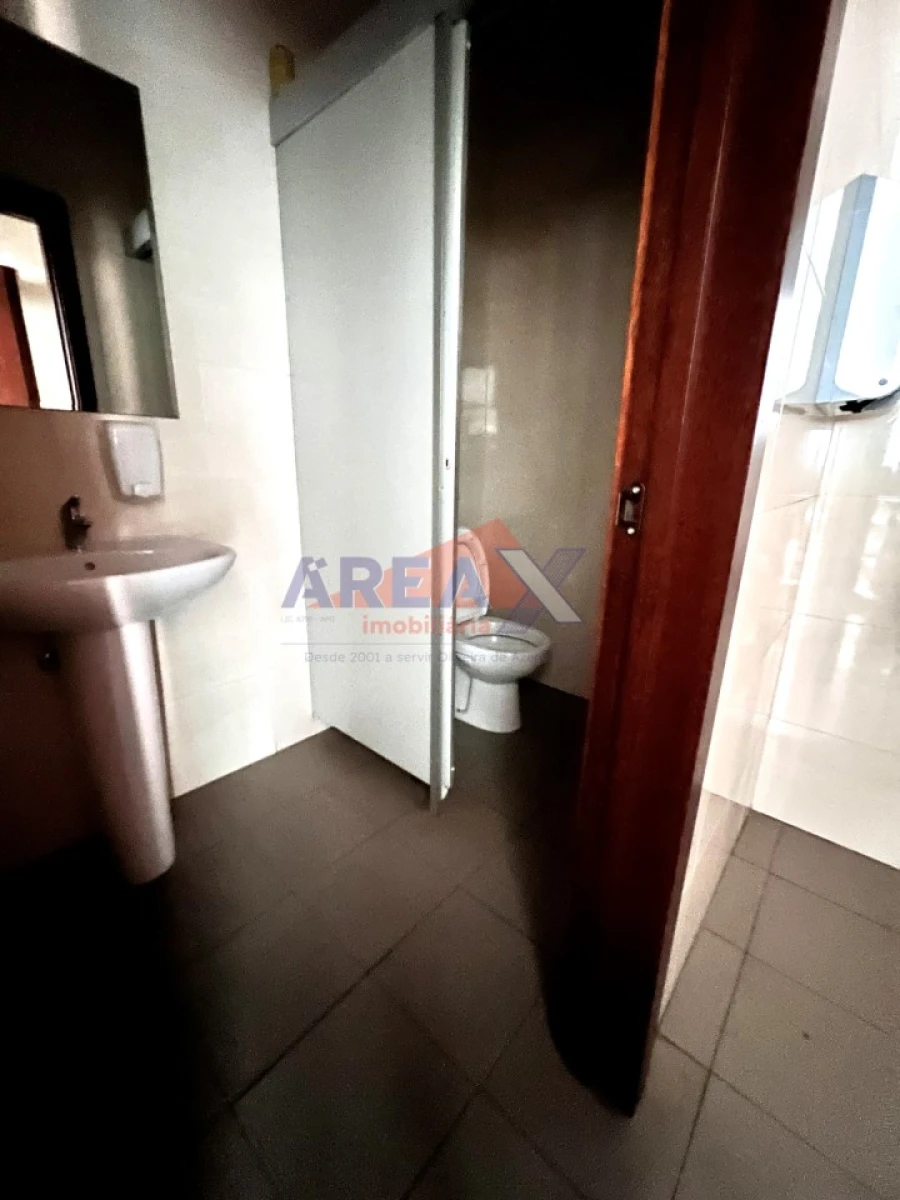 Loja para Arrendamento em Nogueira do Cravo e Pindelo Foto 8