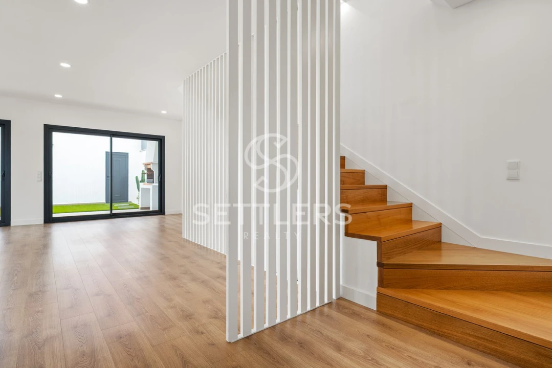 Moradia T2 para Venda em Porto Salvo Foto 5