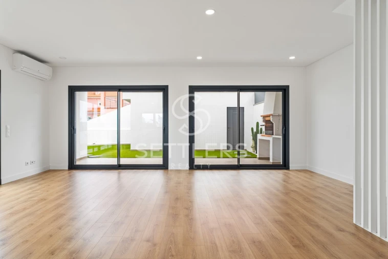 Moradia T2 para Venda em Porto Salvo Foto 2