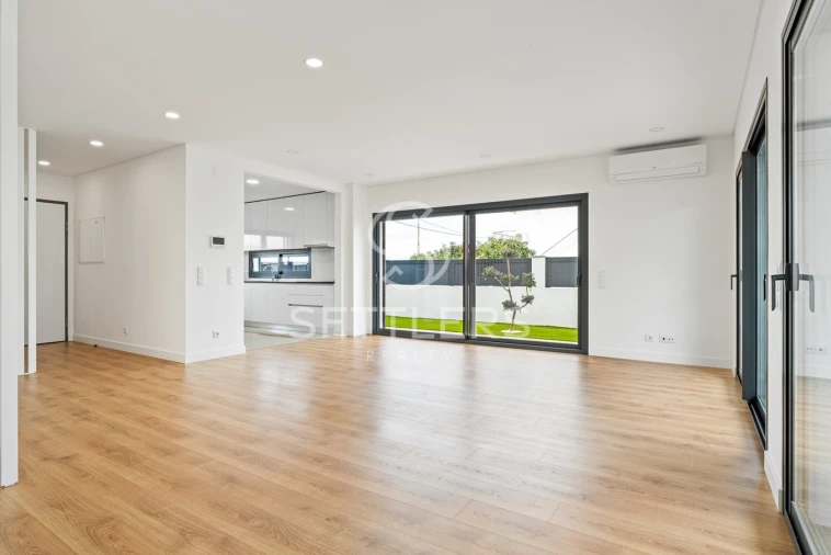 Moradia T2 para Venda em Porto Salvo Foto 3