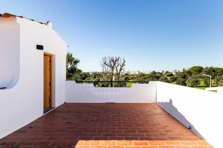 Moradia T4 para Venda em Quelfes Foto 4