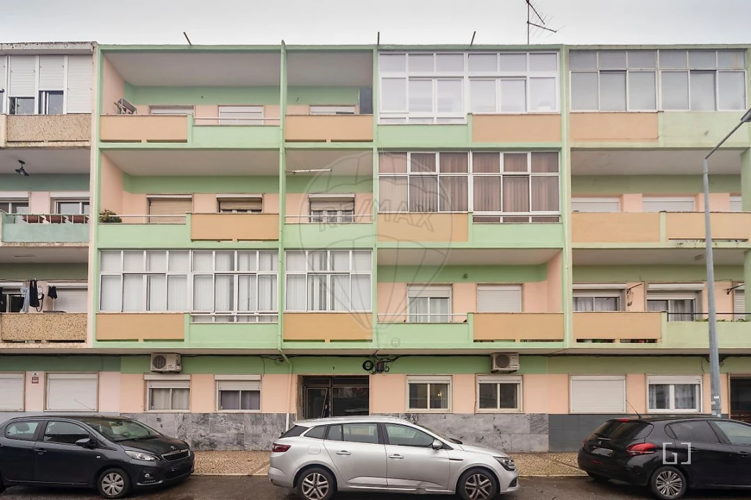 Apartamento T2 para Venda em Laranjeiro e Feijó Foto 1