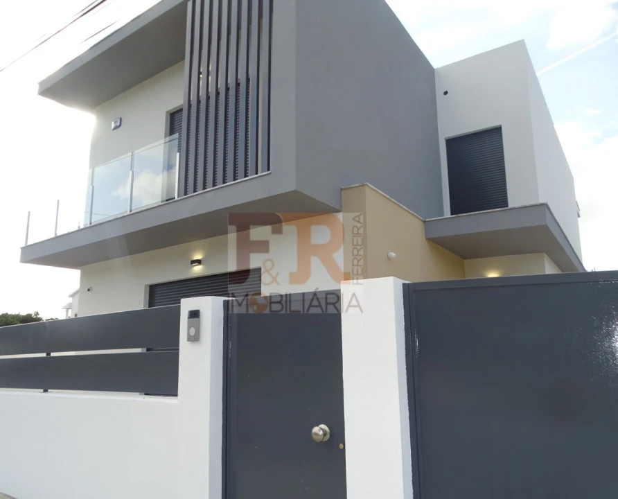 Moradia T4 para Venda em Fernao Ferro Foto 1